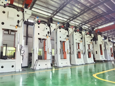 壓磚機批量發貨，場面壯觀