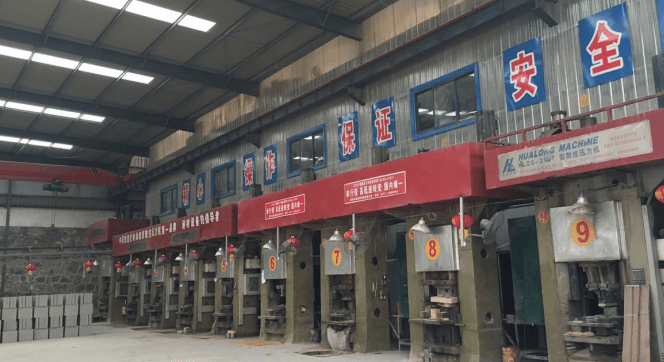 耐火磚生產現(xiàn)場